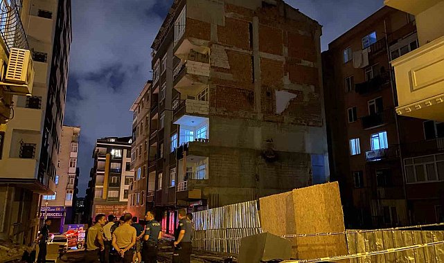 Bahçelievler'de 6 katlı bir binadan düşen tuğla parçaları nedeniyle bina tedbir amacıyla boşaltıldı