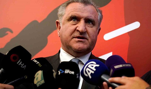 Bakan Bak, kota alan milli atletleri tebrik etti