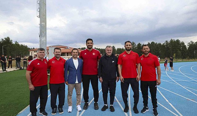Bakan Bak olimpiyatlara hazırlanan sporcuları ziyaret etti
