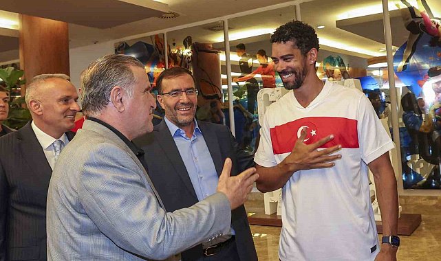 Bakan Bak'tan Paris Olimpiyatlarına hazırlanan sporculara destek ziyareti