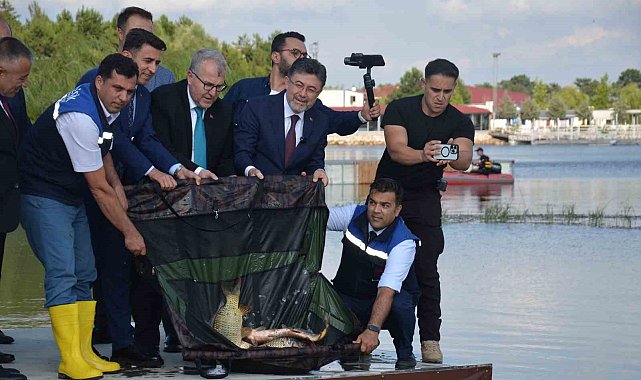 Bakan Yumaklı, Pelitözü Göleti'ne 200 adet sazan balığı salımı gerçekleştirdi