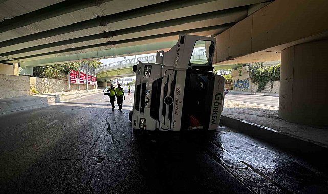 Bakırköy'de 4 kişinin hayatını kaybettiği noktada tır üst geçide çarparak devrildi