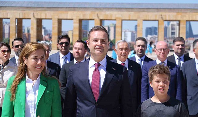 Balıkesir Büyükşehir Belediye Başkanı Akın Anıtkabir'i ziyaret etti