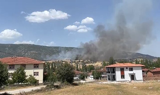 Balya makinesi yandı, alevler ekili tarlaya sıçradı