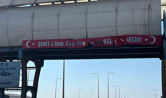 Bandırma'da 13 gün arayla aynı üst geçide ikinci kez tır dorsesi çarptı