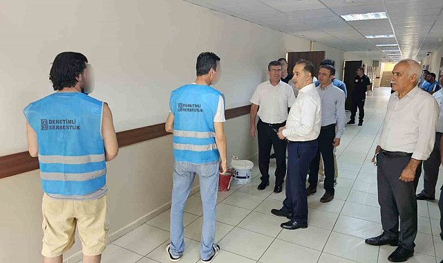 Bandırma'da yükümlüler eğitim için çalışıyor, okulları boyuyor ve temizliyor