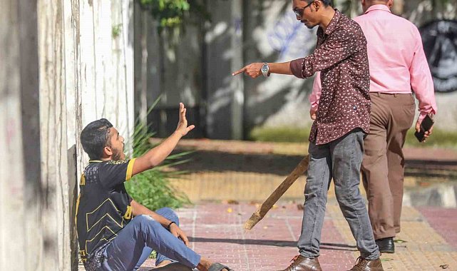 Bangladeş'te karşıt görüşlü öğrenciler arasında şiddet olayları: 407 yaralı