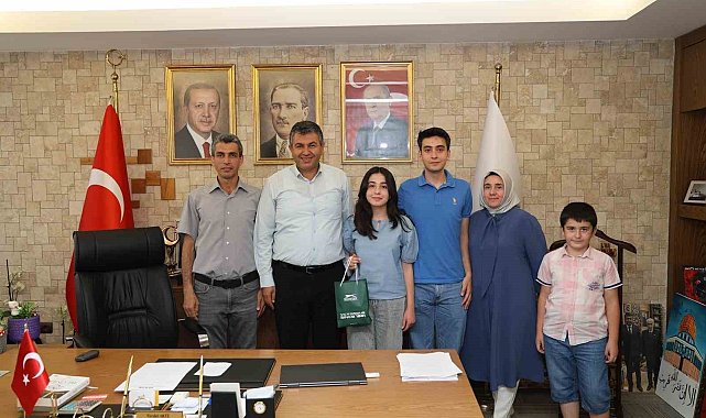 Başkan Akel LGS&#039;de başarılı olan öğrencileri ödüllendirdi