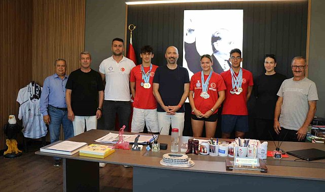 Başkan Arıkan, şampiyon yüzücüleri ağırladı