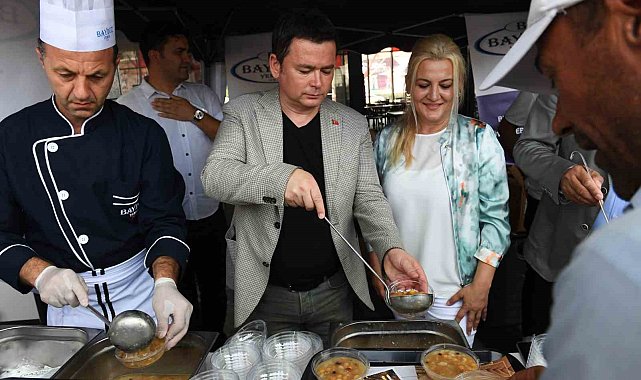 Başkan Aydın, kazanın başına geçti aşure dağıttı