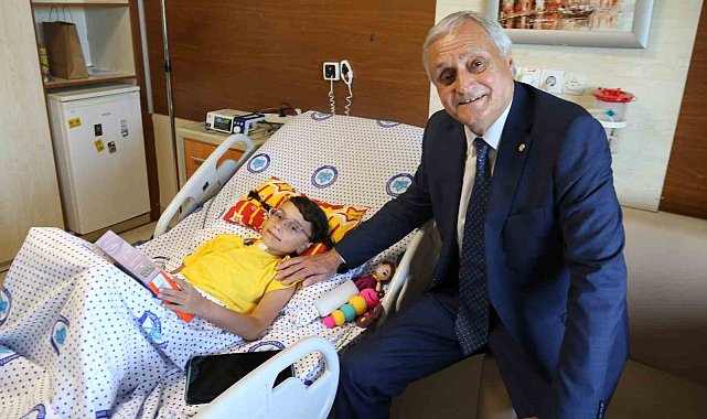 Başkan Bakkalcıoğlu, kalbi tekrar çalıştırılan minik Ela'yı ESOGÜ'de ziyaret etti