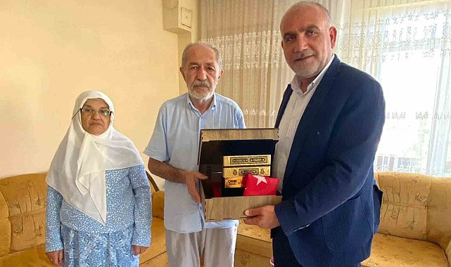 Başkan Sandıkçı&#039;dan hacılara Kur&#039;an-ı Kerim ve Türk bayrağı hediyesi