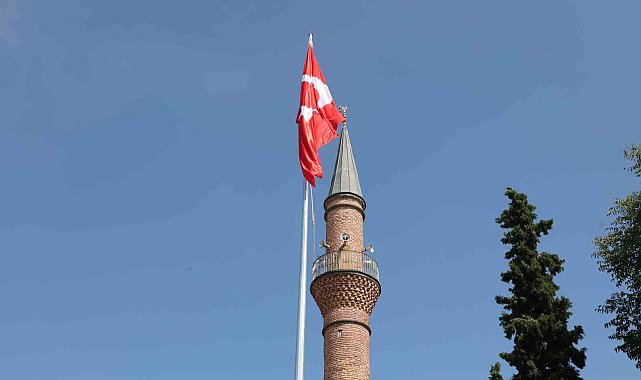 Başkan Yalım kentin merkezine dev Türk bayrağı dikti
