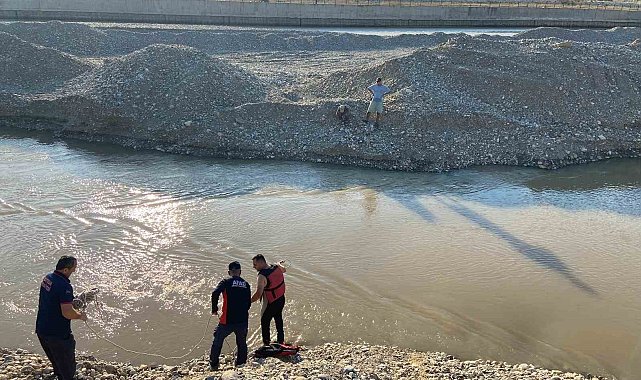 Batman Çayı'nda mahsur kalan 2 kişi halat yardımı ile kurtarıldı