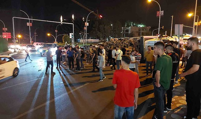 Batman'da odun yüklü kamyon devrildi: 2 yaralı