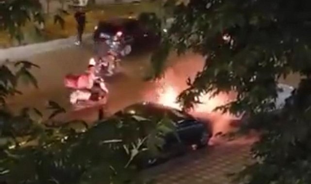 Batman'da yanan otomobil beton mikseriyle söndürüldü