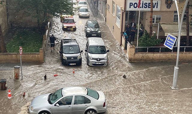 Bayburt'ta etkili olan sağanak nedeniyle cadde ve sokakları su bastı