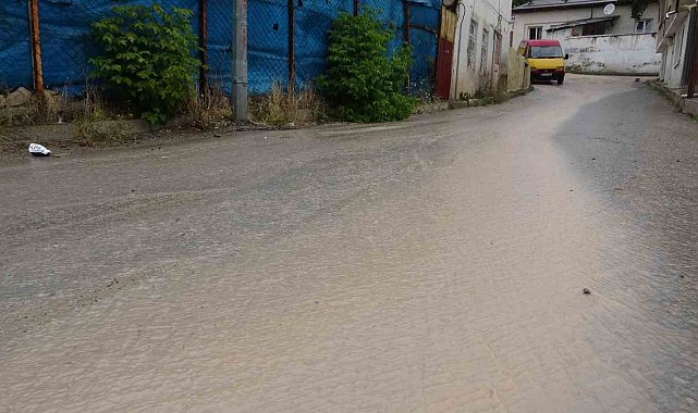 Bayburt'ta sağanak yağış ve fırtına etkili oldu: Çanak anten koptu yollardan çamur aktı