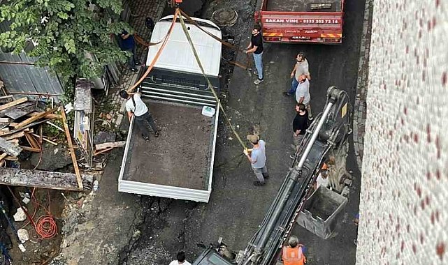 Bayrampaşa'da yağmurun etkisiyle İSKİ rögar hattı çöktü