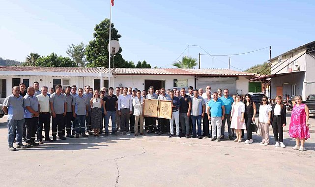 Belediye personelinden Başkan Ünlü'ye Atatürk portresi