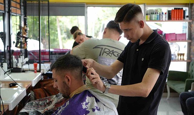 Berber ve kuaför dükkanını tatil gününde açan esnafa 9 bin lira ceza