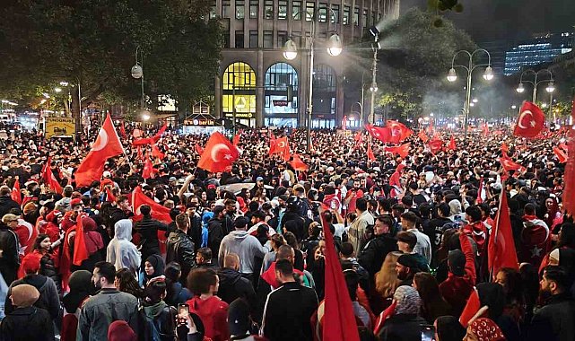 Berlin'de çeyrek final coşkusuna 10 bin Türk katıldı