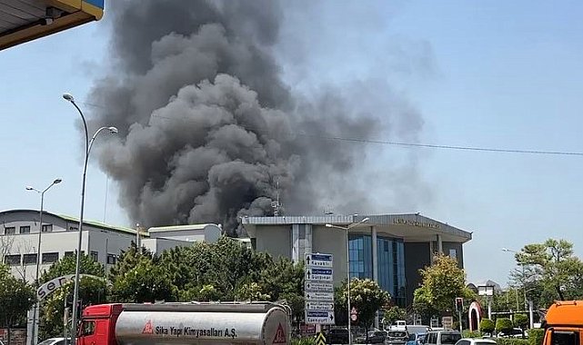 Beylikdüzü'nde korkutan fabrikaya yangını