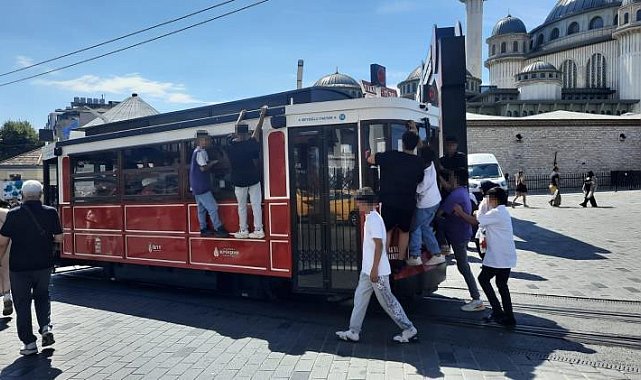 Beyoğlu'nda nostaljik tramvaydaki tehlikeli yolculuk kamerada