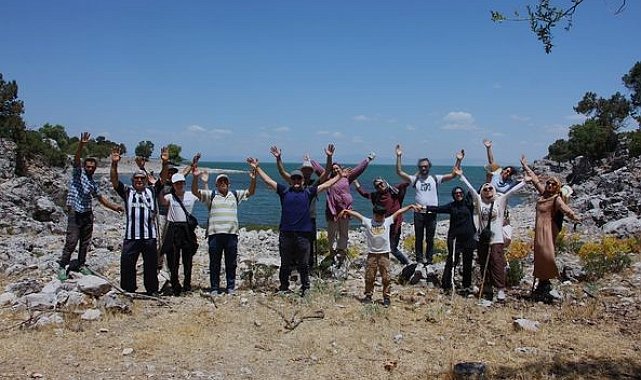 Beyşehir Gölü'nde balıkçı kayıklarıyla ulaşılan adada doğa yürüyüşü keyfi