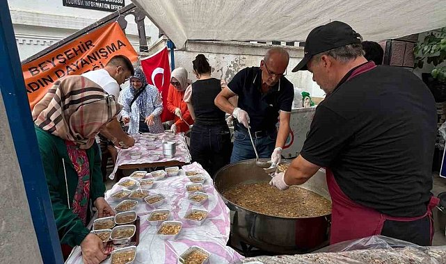 Beyşehirli hanımlar vatandaşların ağzını aşure ile tatlandırdı