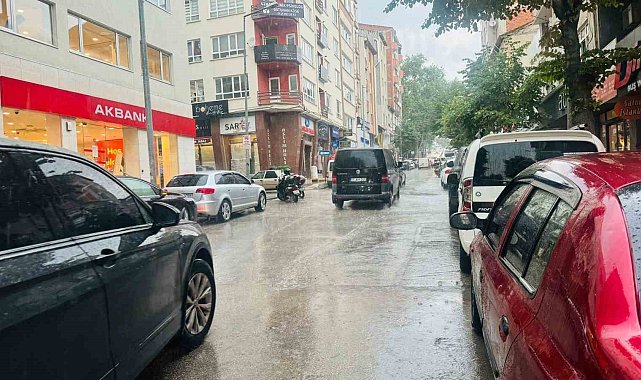 Bilecik'te 15 dakikalık gök gürültülü sağanak yağış vatandaşa zor anlar yaşattı
