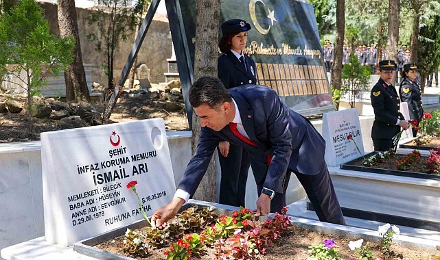 Bilecik'te 15 Temmuz Demokrasi ve Millî Birlik Günü dolayısıyla şehitlik ziyaret edildi
