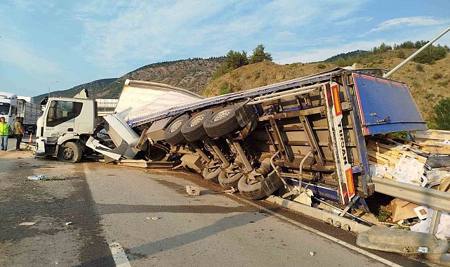 Bilecik'te karton ambalaj yüklü tır devrildi: 1 kişi yaralandı