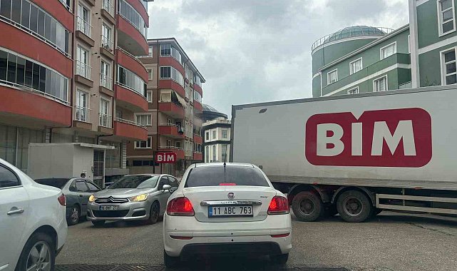 Bilecik'te yol ortasına park ederek trafiği kilitleyen BİM marketlere ait tırın sürücüsüne tepki