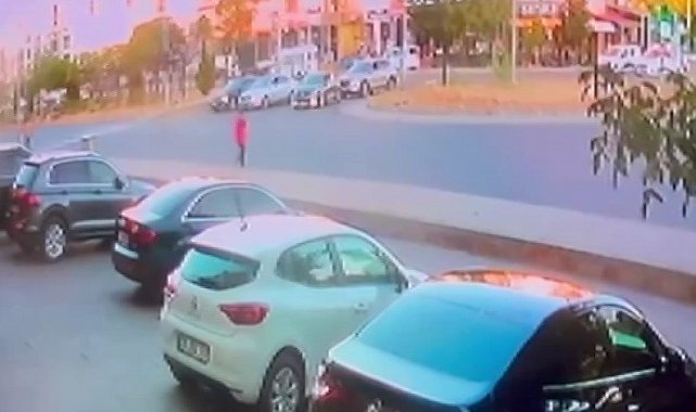 Bingöl'de yolun karşısına geçmeye çalışan çocuğa otomobil çarptı... Feci kaza kamerada