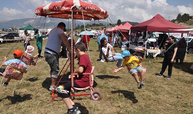 Binlerce kişinin katıldığı bayramda çocukların salıncak eğlencesi