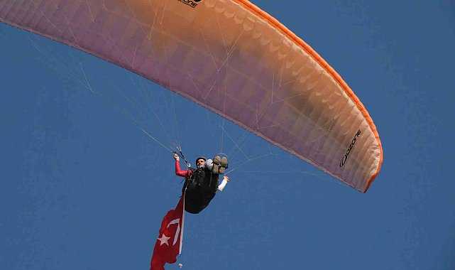 Bir bardak su ve bir muz ile 13 saat havada kaldı