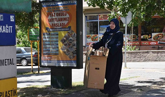 Biriktirdiği atıklarla çocukları sevindiriyor