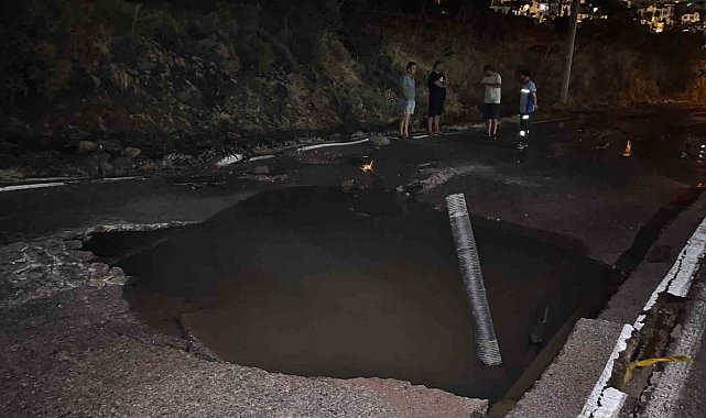 Bodrum'da su hattı bomba gibi patladı, yine tonlarca su israf oldu