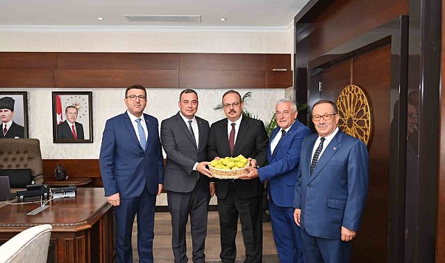 Borsa, sezonun ilk incirini Vali Canbolat'a takdim etti