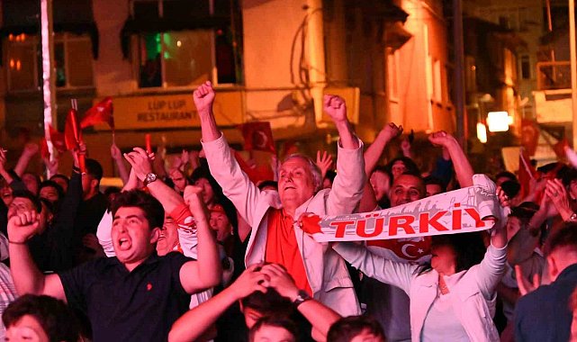 Bozüyük çeyrek final heyecanını tek yürek olarak dev ekrandan izledi