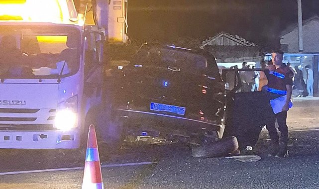 Bozüyük'te otomobil kamyona çarptı; 3 kişi yaralandı
