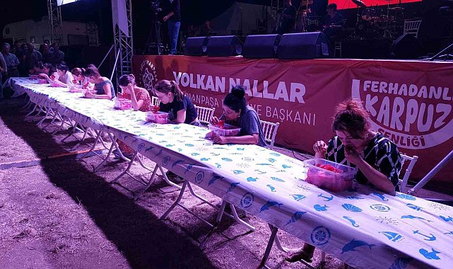 Bu da karpuz yeme yarışması: 2 kilo karpuzu erken bitiren altın kazandı