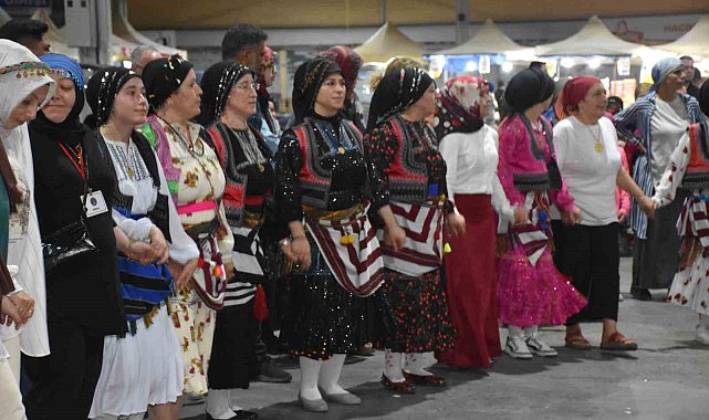 Bu festivalde yüzlerce kişi kol kola girip horon oynadı