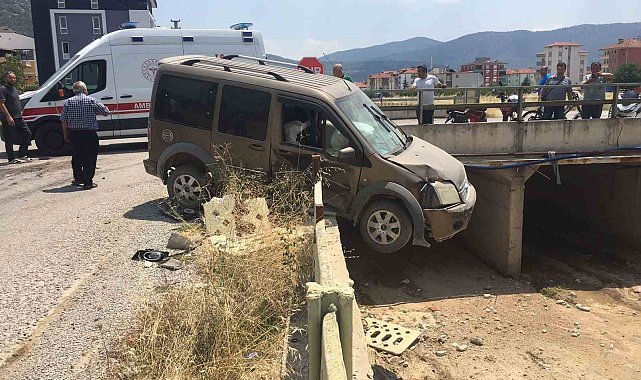 Burdur'da iki otomobil çarpıştı, araçlardan biri köprüde asılı kaldı: 3 yaralı