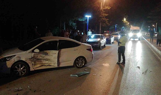 Burdur'da kontrolden çıkan otomobil park halindeki 3 araca çarptı, kaza sonrası sürücü kayıplara karıştı