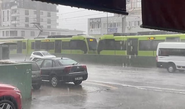 Bursa sağanak yağışa teslim oldu