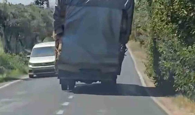 Bursa'da aşırı yükle seyreden kamyonet trafiği tehlikeye attı