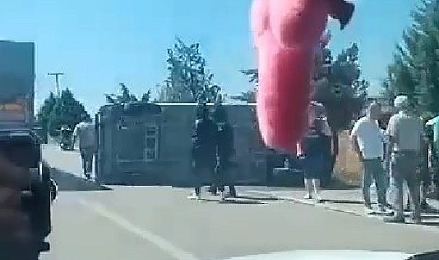 Bursa'da direksiyon hakimiyetini kaybeden minibüs devrildi