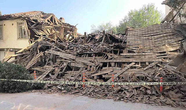 Bursa'da metruk bina saniyeler içinde yerle bir oldu